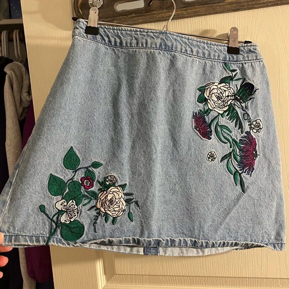Embroidered denim mini skirt - Picture 1 of 5